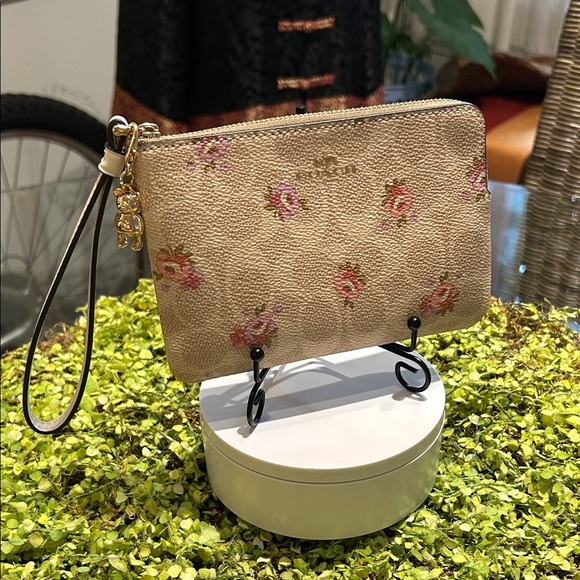 Coach Beige Pink Floral Wristlet with Gold Coach Teddy Keychain Purse Jewelry - Picture 1 of 8